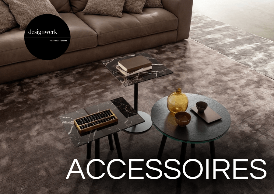 Beistelltische und Dekokissen in unterschiedlichen Farben